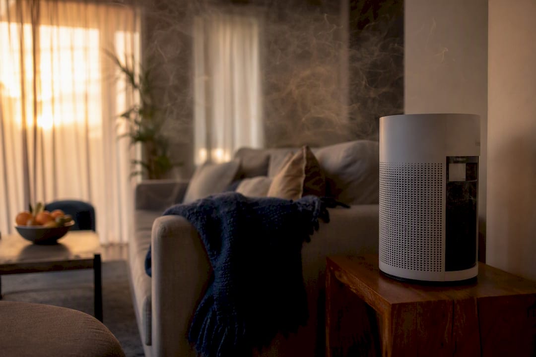 Air purifier in living room with smoke particles